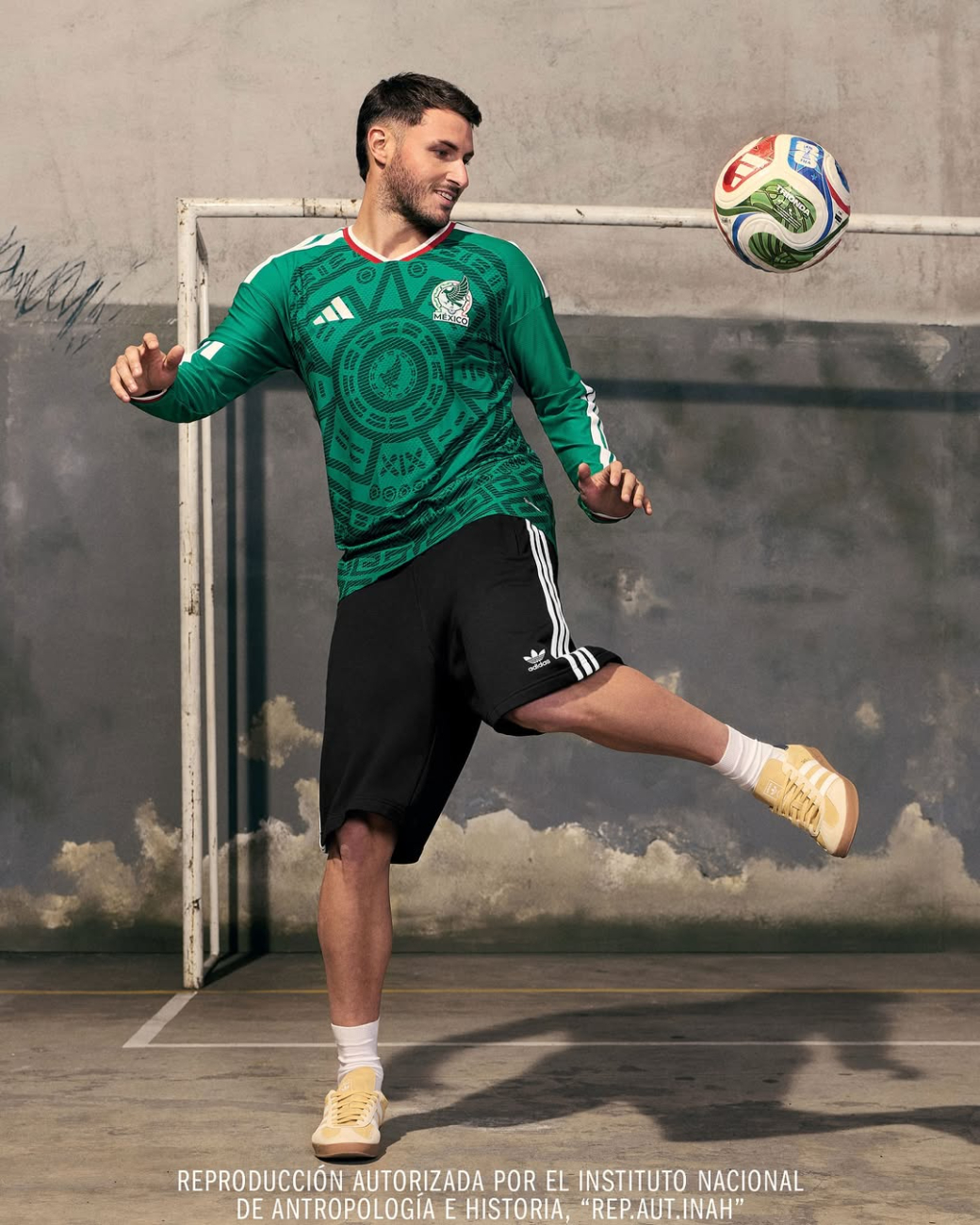 Santi Giménez con el nuevo jersey del Tri