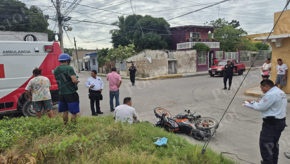 Un motorista resultó lesionado tras chocar contra una camioneta del DIF en la colonia Pozo del Monte de Champotón.