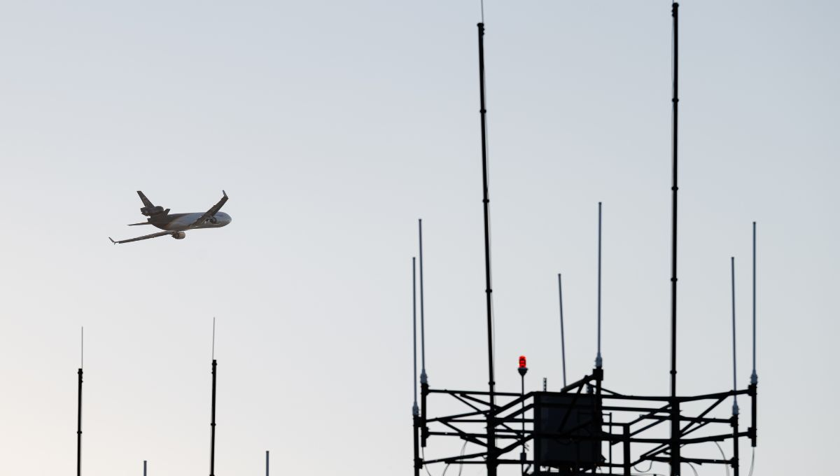 American Airlines informó que, aunque la mayoría de los vuelos seguirán operando, los usuarios deben consultar constantemente el estado de sus viajes