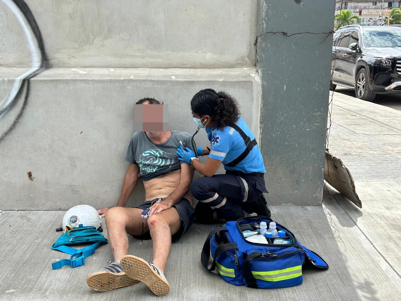 El sujeto extranjero tuvo que ser atendido por los paramédicos.