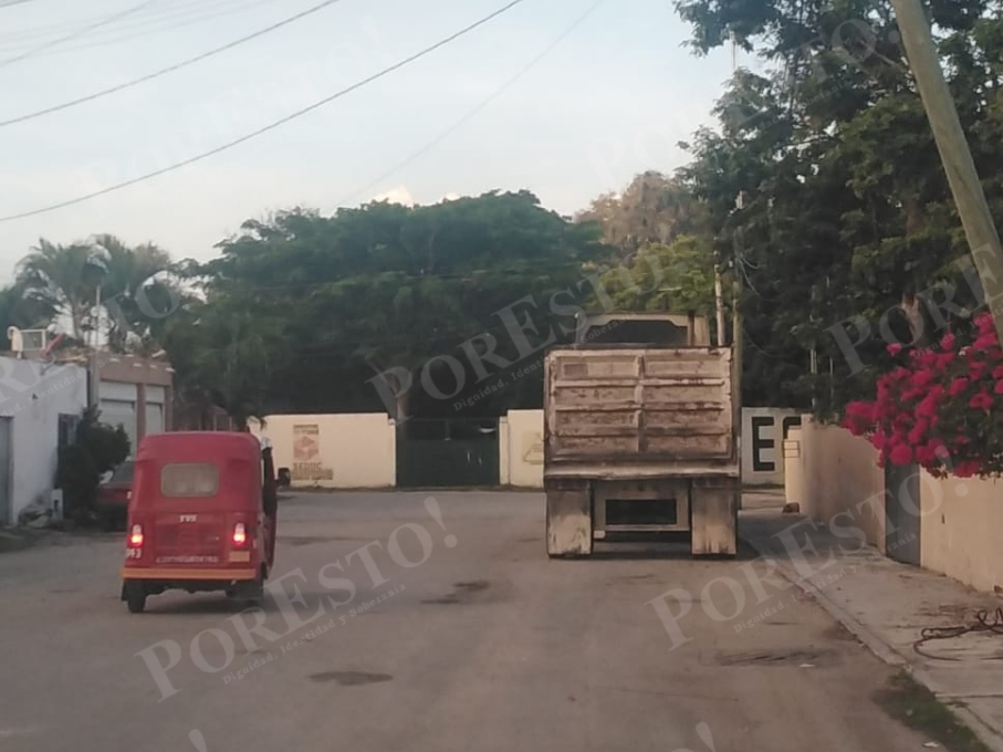 Padres de familia exigen que Telmex lo retire antes de que ocurra un accidente.