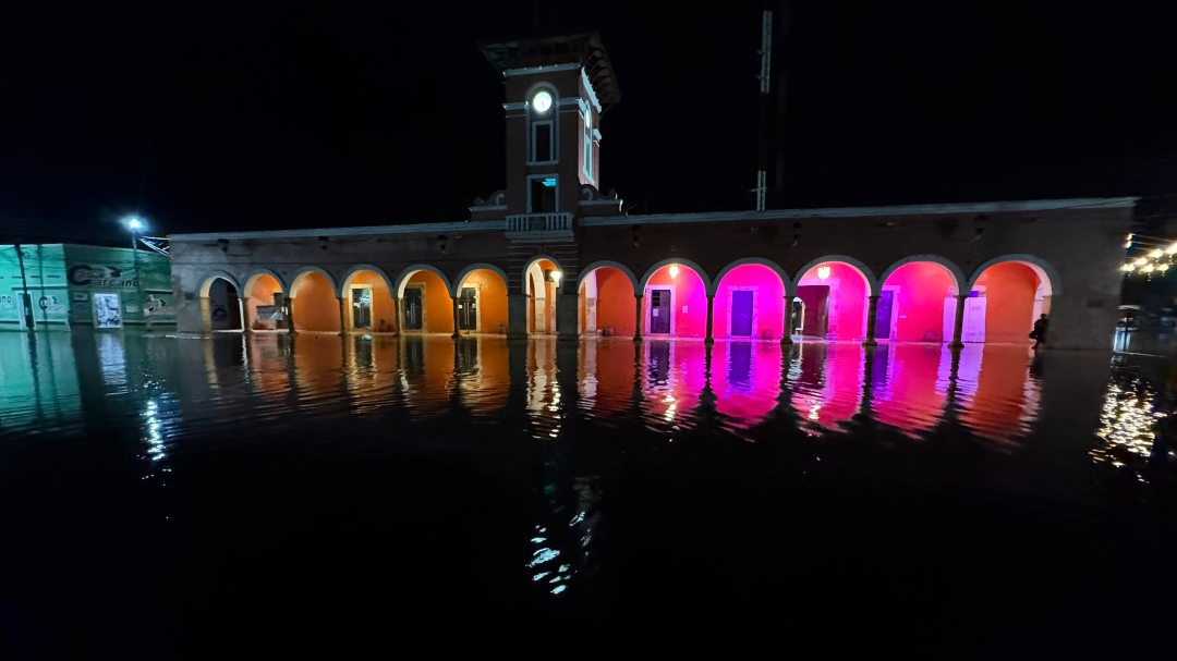 La plaza principal de Maxcanú resultó inundada tras el paso de la Onda Tropical No. 40