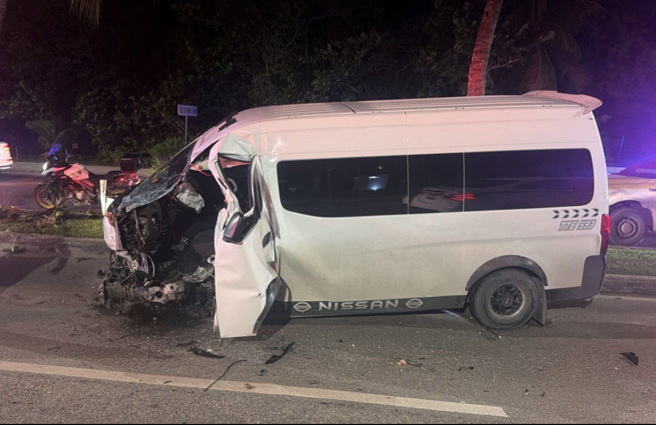 La unidad quedó destrozada del frente y daño el camellón de la vía.