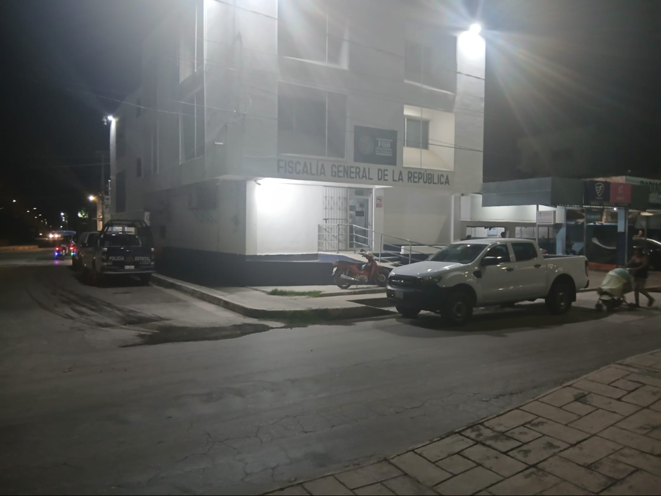 Los detenidos y el auto fueron trasladados a la sede de la FGR en Escárcega.