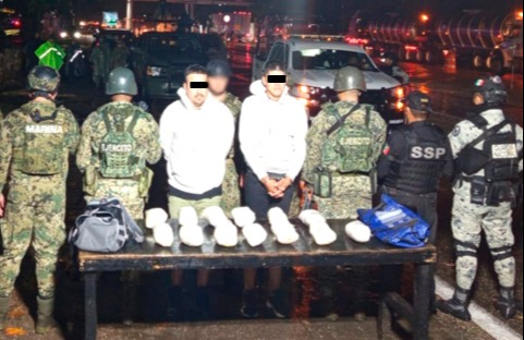 Los dos sujetos detenidos fueron presentados junto al cargamento asegurado.