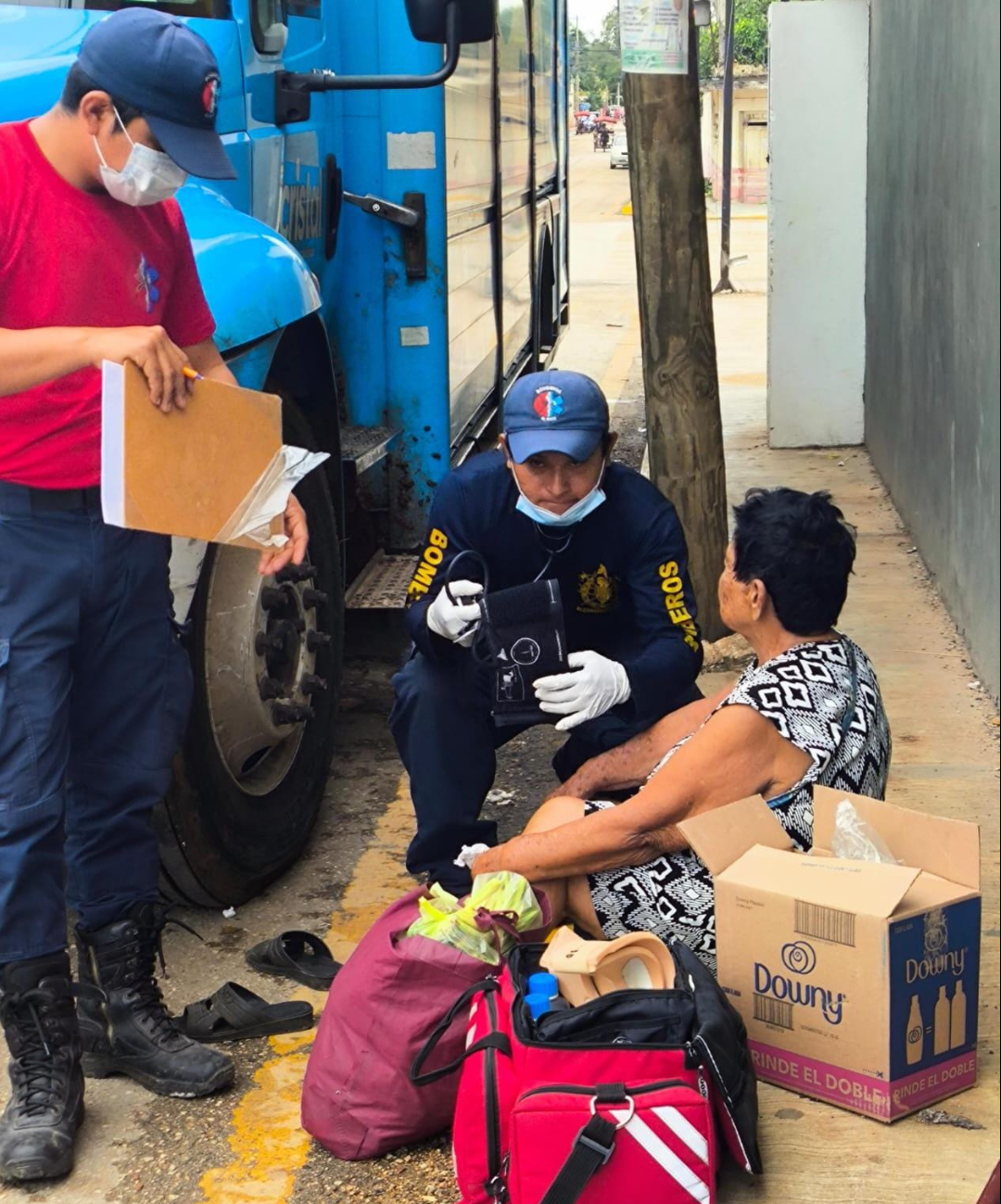 Paramédicos acudieron para valorar a la mujer, para después trasladarla al hospital
