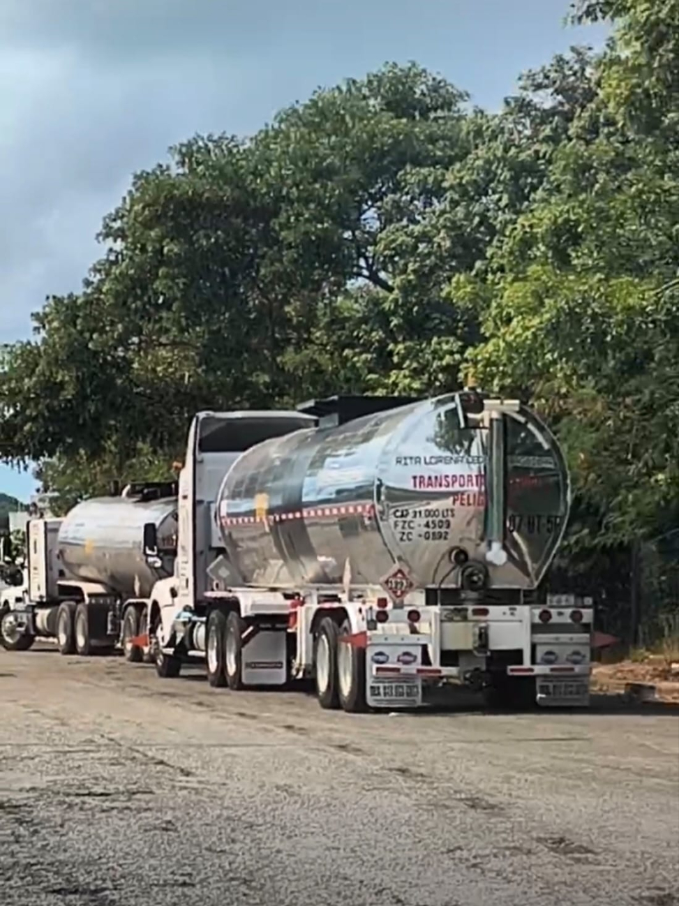 Se presume una falla en una válvula o conexión del tanque como causa del incidente.