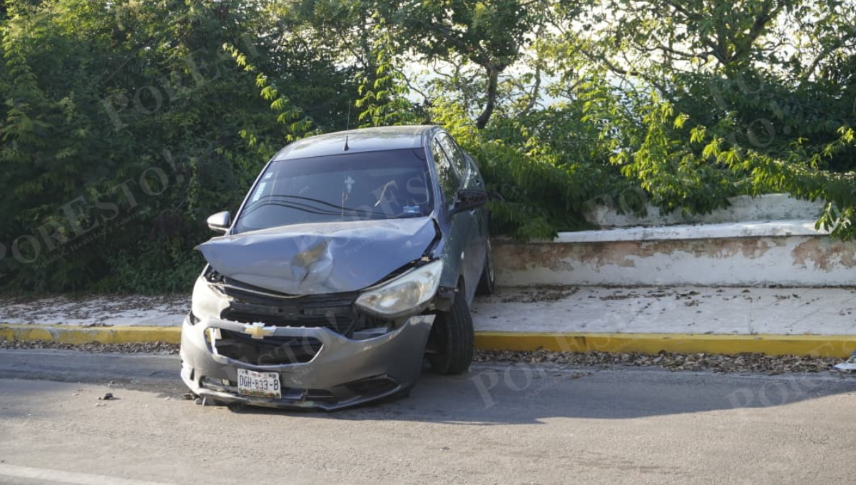 Un accidente ocurrió sobre la carretera escénica de Campeche, frente a la estación de radio.