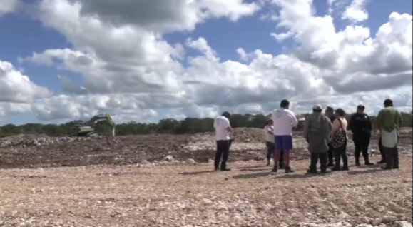 Habitantes documentaron con videos el uso de maquinaria pesada para ampliar las granjas avícolas.