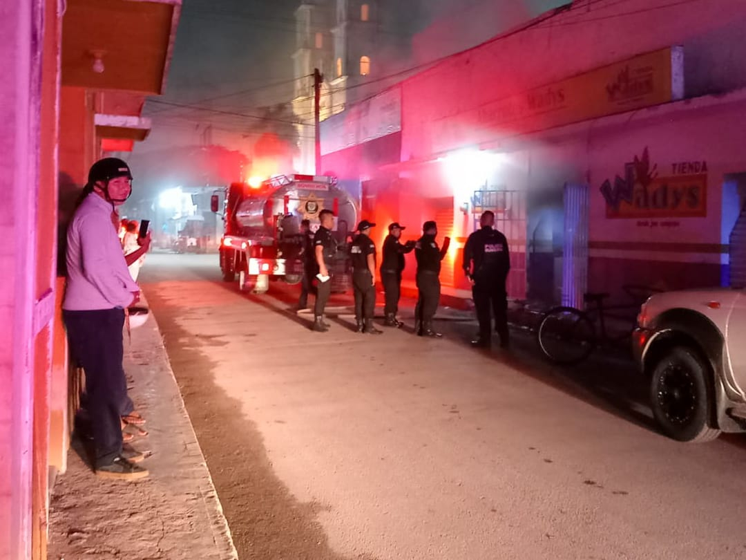 Se registra incendio dentro de una tienda de abarrotes en el Centro de Peto