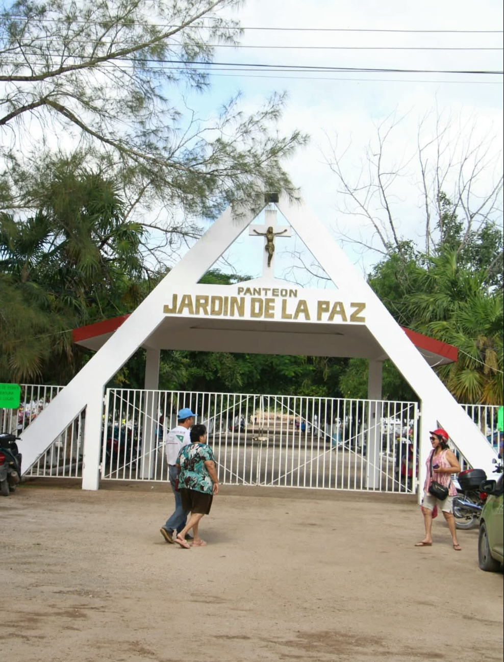 “Una noche me arrastraron del sofá donde dormía”: Vecina narra experiencias de terror por vivir frente al cementerio de Tizimín