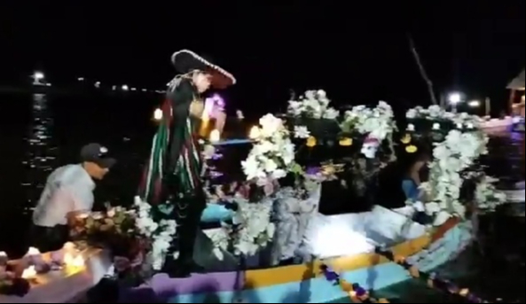 Al llegar al muelle turístico los pobladores subieron a las lanchas iluminadas.