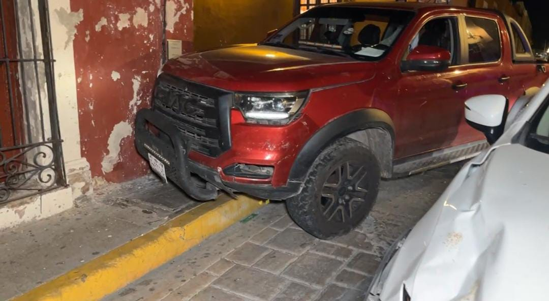 Dos camionetas particulares chocaron en el Centro Histórico de Campeche.