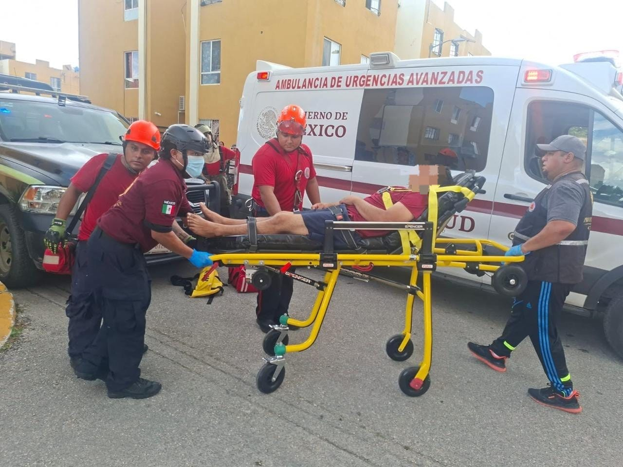 Los paramédicos auxiliaron al hombre y lo trasladaron a un hospital.