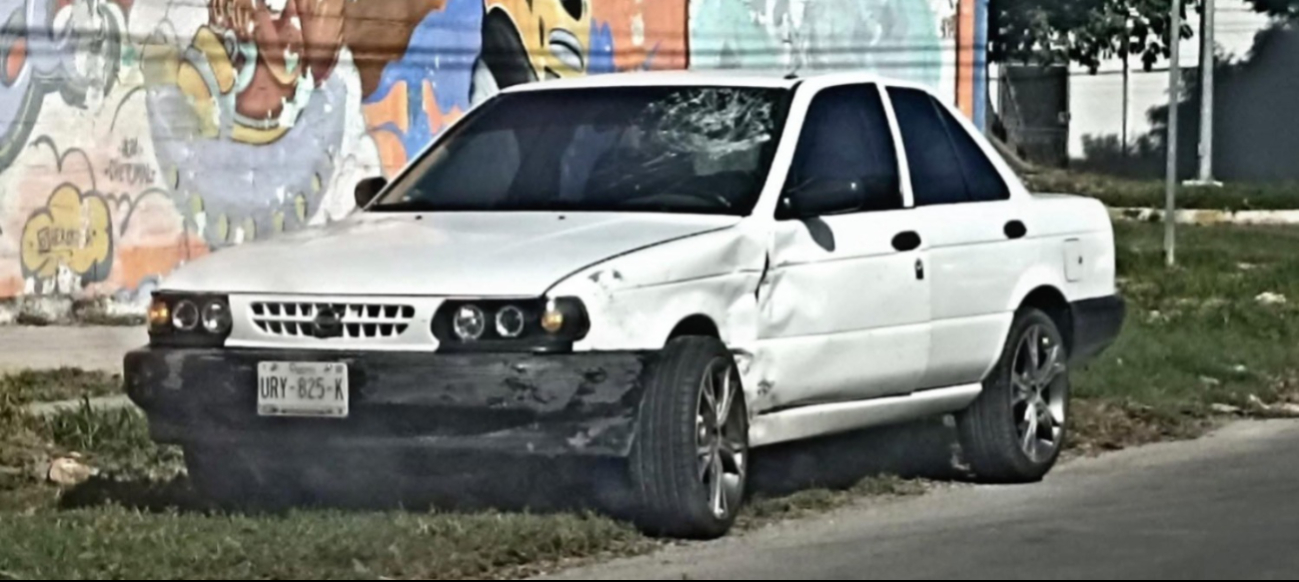 Motociclista sale disparado tras ser golpeado por un automóvil