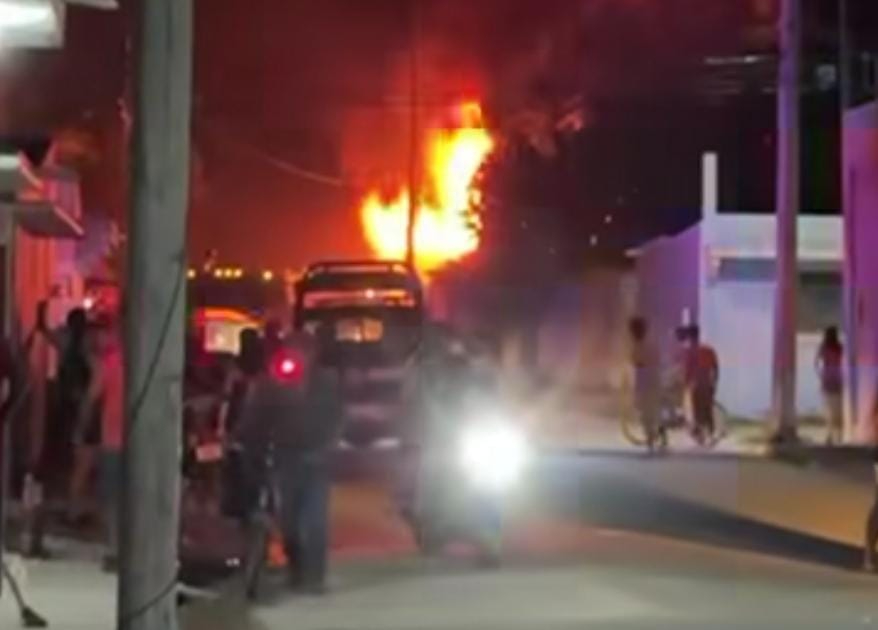 Se desconoce la causa que originó este incendio el cual se propagó por toda la propiedad.