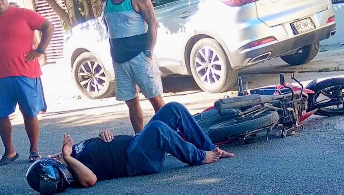 Motociclista sufre lesión de pierna y brazo al enredarse con un cable suelto en la calle; señala que las autoridades se deslindaron de las responsabilidades