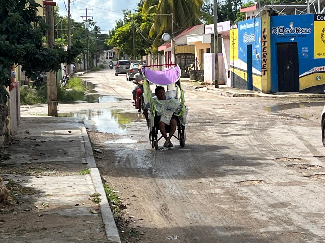José Uh recorre en silla de ruedas varios kilómetros para recibir terapias que le brinden mayor movilidad.