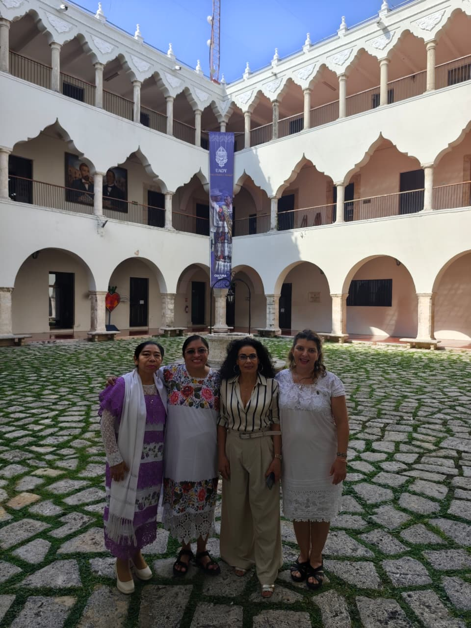 La tercera jornada abrió con la conferencia magistral de Briceida Cuevas Cob,  U Noj Kuuch u Suukil Ú uchben Tuukul Tu  Bejla’aben Ik’il Ts’í ib ichil u Maya’ T’aanil Peten.