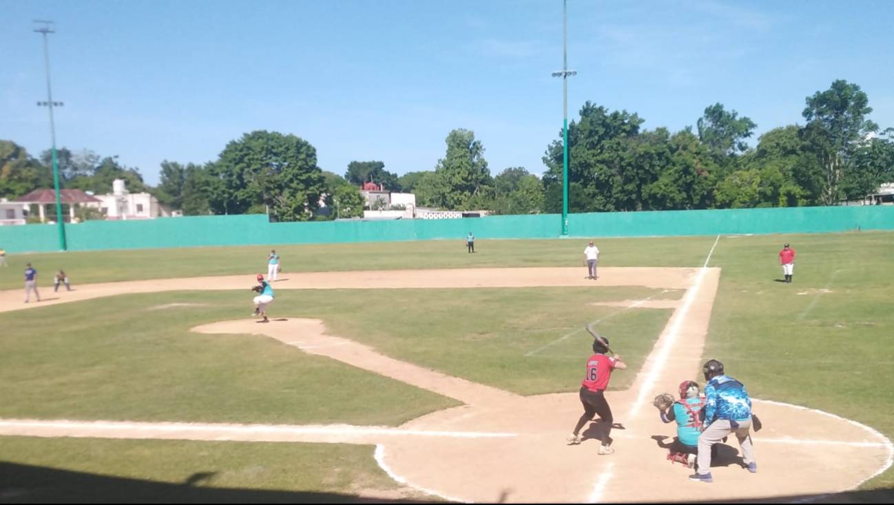Un interesante partido ofrecieron las dos novenas.