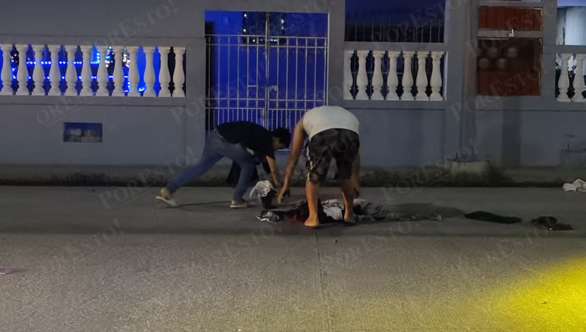 Vecinos presencian altercado por celos que deja daños materiales y tensión