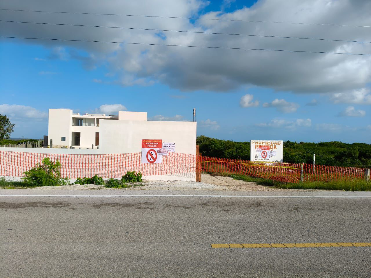 Autoridades colocan sellos para evitar proyecto inmobiliario que bloqueaba accesos a la playa