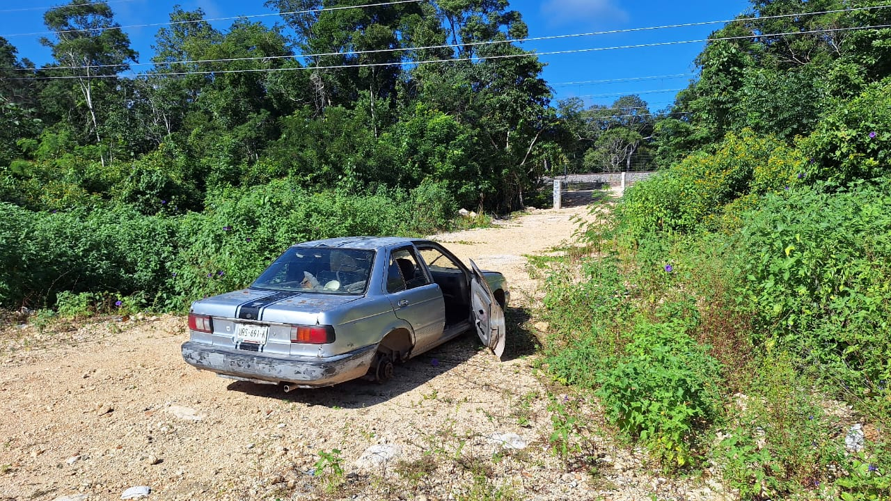 desvalijado las llantas y una de sus puertas se encuentra abierta.