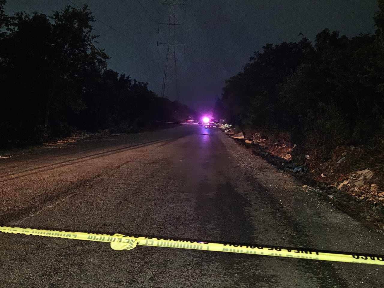 El cuerpo fue encontrado en un tramo de camino que es muy oscuro.