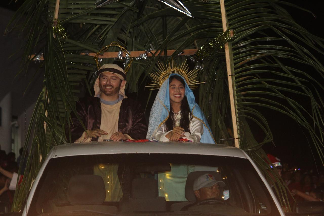 José y María recorrieron algunas de las calles principales.