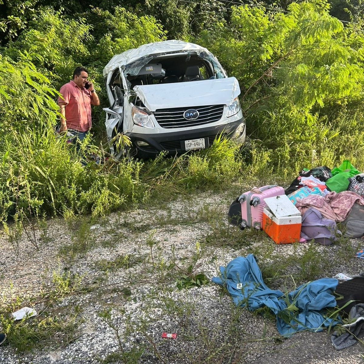 La Van de pasajeros terminó fuera de la carretera y entre la maleza.