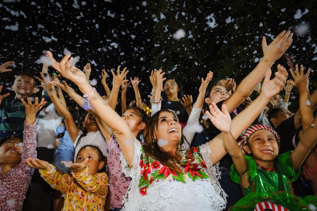 Mara Lezama disfrutó de una noche navideña junto con los chetumalenses.
