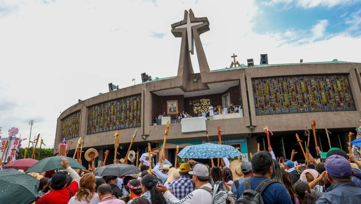 Cada diciembre, millones de feligreses provenientes de todas las regiones del país e incluso del extranjero peregrinan hasta el cerro del Tepeyac