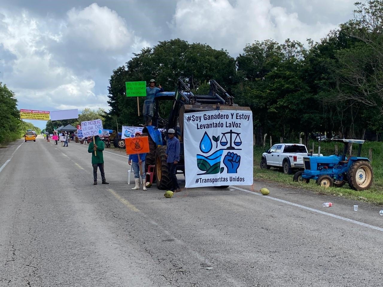 Con carteles y lonas, productores y ganaderos del municipio se colocaron en la vía para alzar la voz