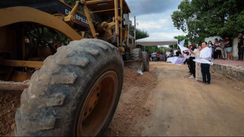 El gobernador Joaquín Díaz Mena inició la reconstrucción de calles en Tekal de Venegas