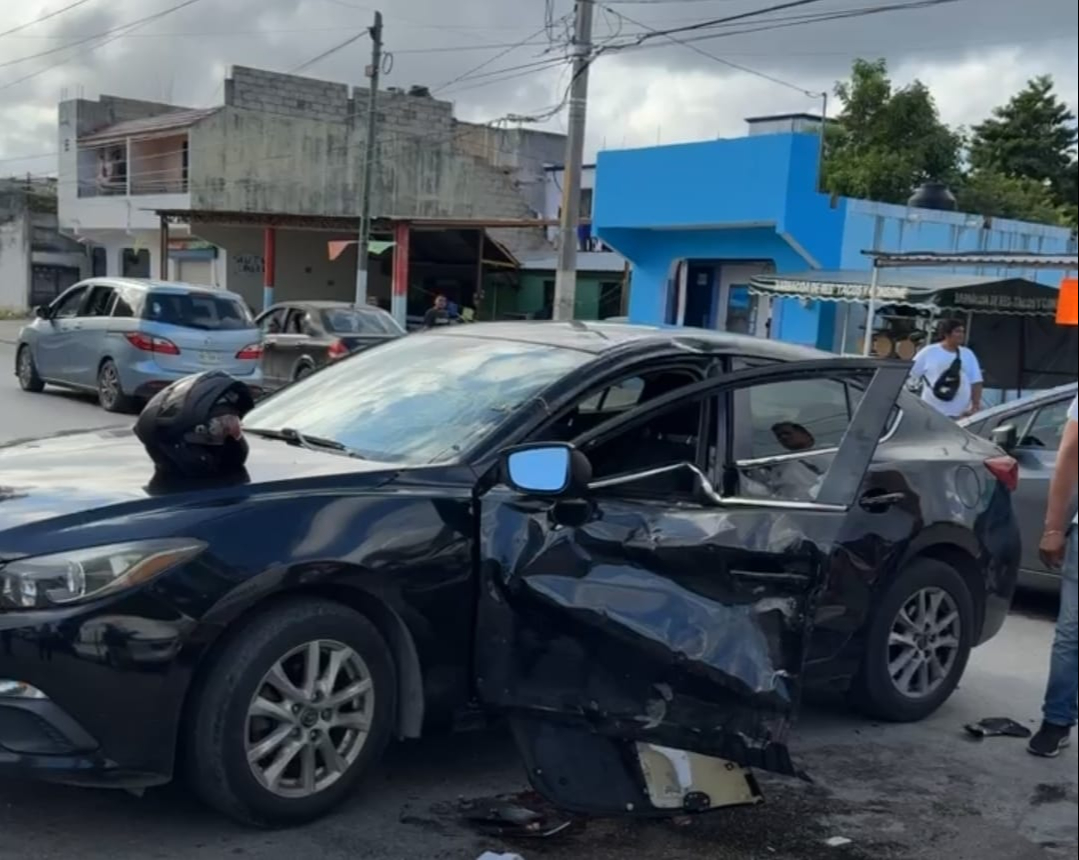 El Mazda quedó totalmente destrozado del lado del conductor.