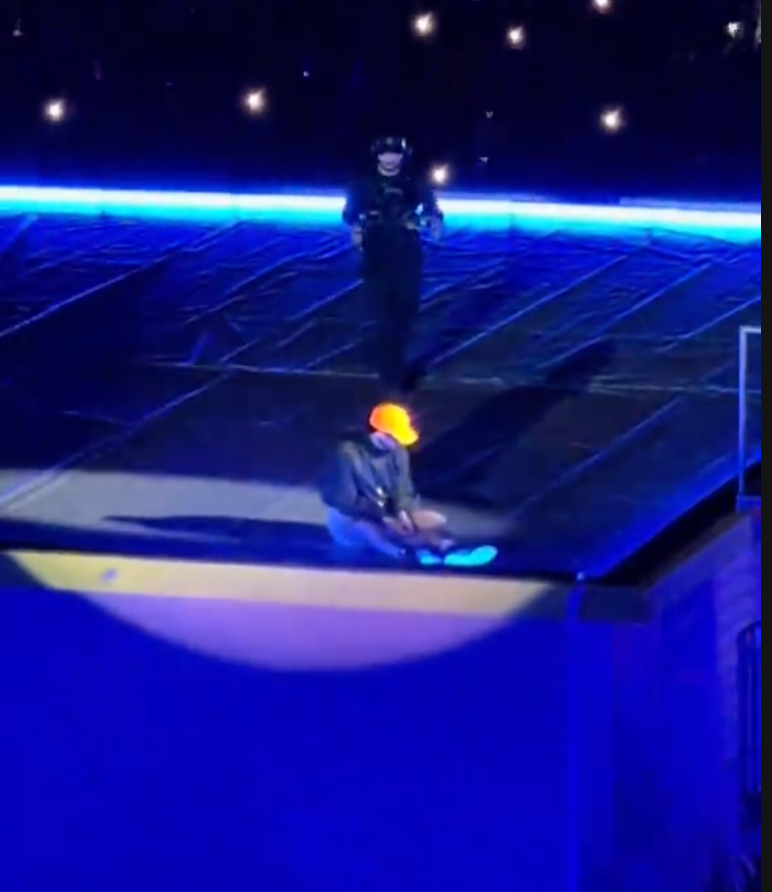 El momento del resbalón en el primer concierto en la CDMX