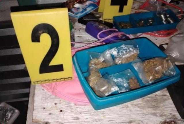 En ambos predios se hallaron envoltorios con sustancias aparentemente ilícitas, fragmentos sólidos y dinero en efectivo.