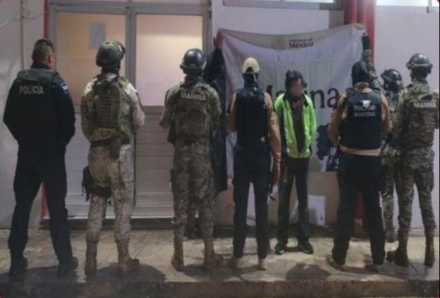 La Fiscalía realizó dos cateos en Ciudad del Carmen, donde aseguró presuntas drogas, dinero y diversos indicios; un hombre fue detenido.