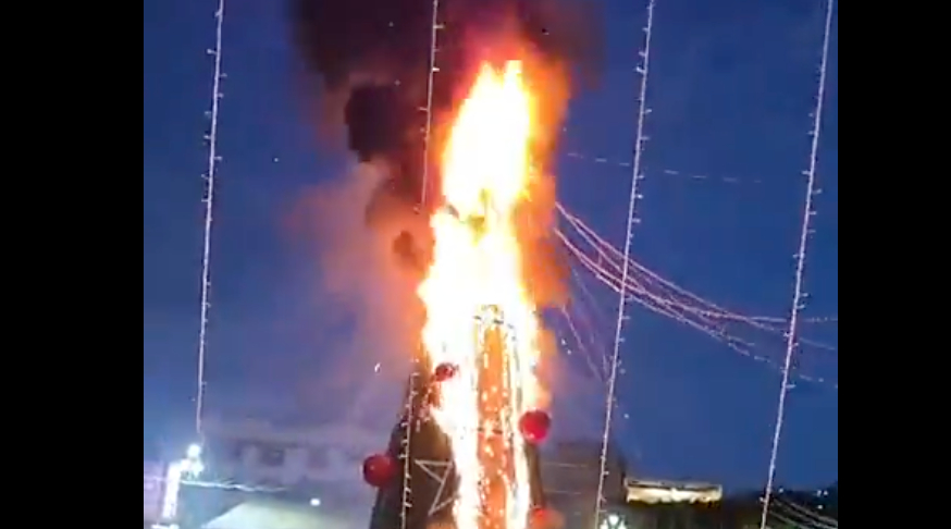 Pobladores de Zitácuaro exigen justicia por Ángeles; toman calles y quema árbol navideño de la plaza