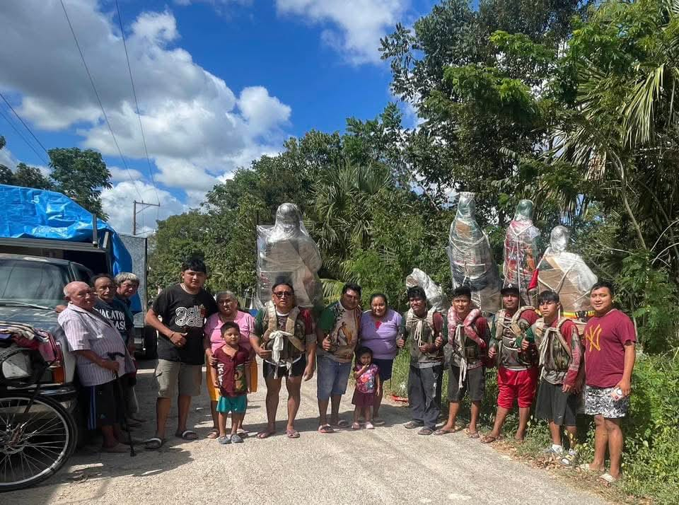 A pesar del cansancio y de las bajas temperaturas, los antorchistas encuentran en las calles de Peto un lugar para recuperar fuerzas