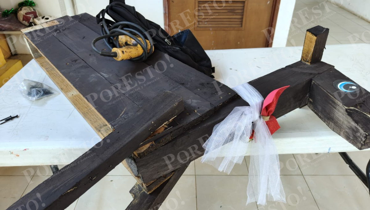 Los responsables también destrozaron adornos navideños colocados en la plaza.