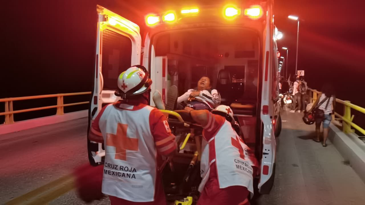 Peregrinos derrapan en la joroba del puente Zacatal; ambos fueron hospitalizados de urgencia