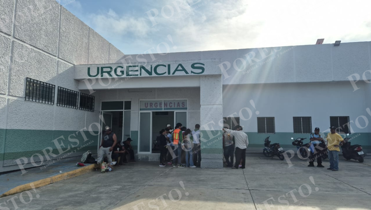 Peregrinos esperan fuera del hospital para conocer el estado de sus compañeros y avanzar en trámites legales.