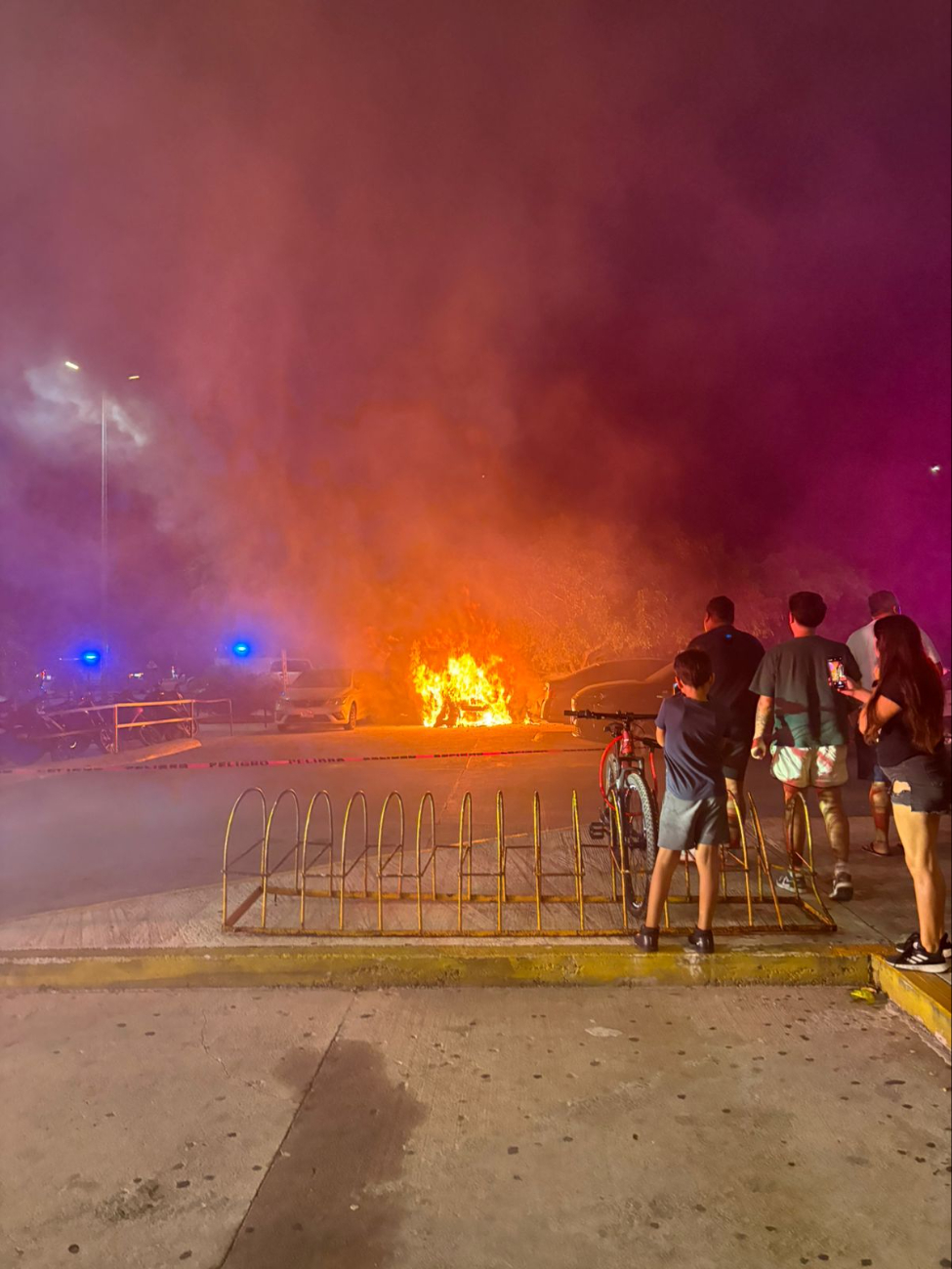 Se incendia auto en Plaza Las Américas
