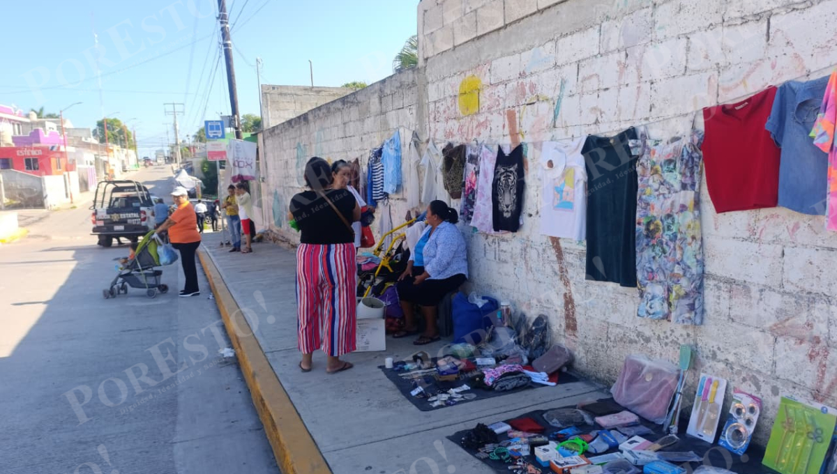 Ante los altos precios de ropa nueva en tiendas departamentales, el tianguis de Joloch se vuelve una alternativa económica