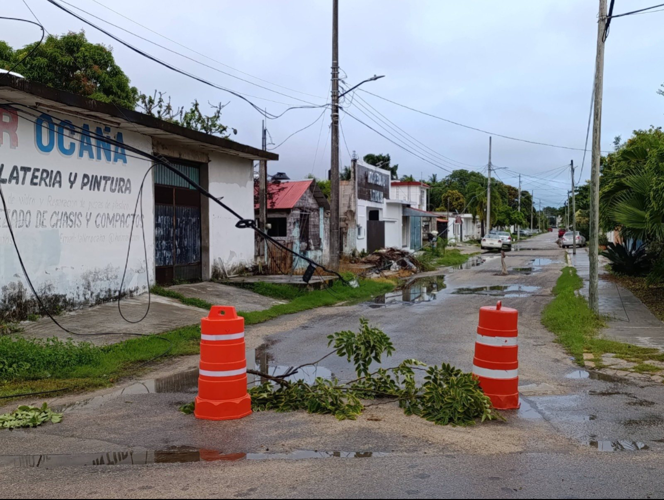 Camión se atora en los cables y deja sin luz a familias en Chetumal