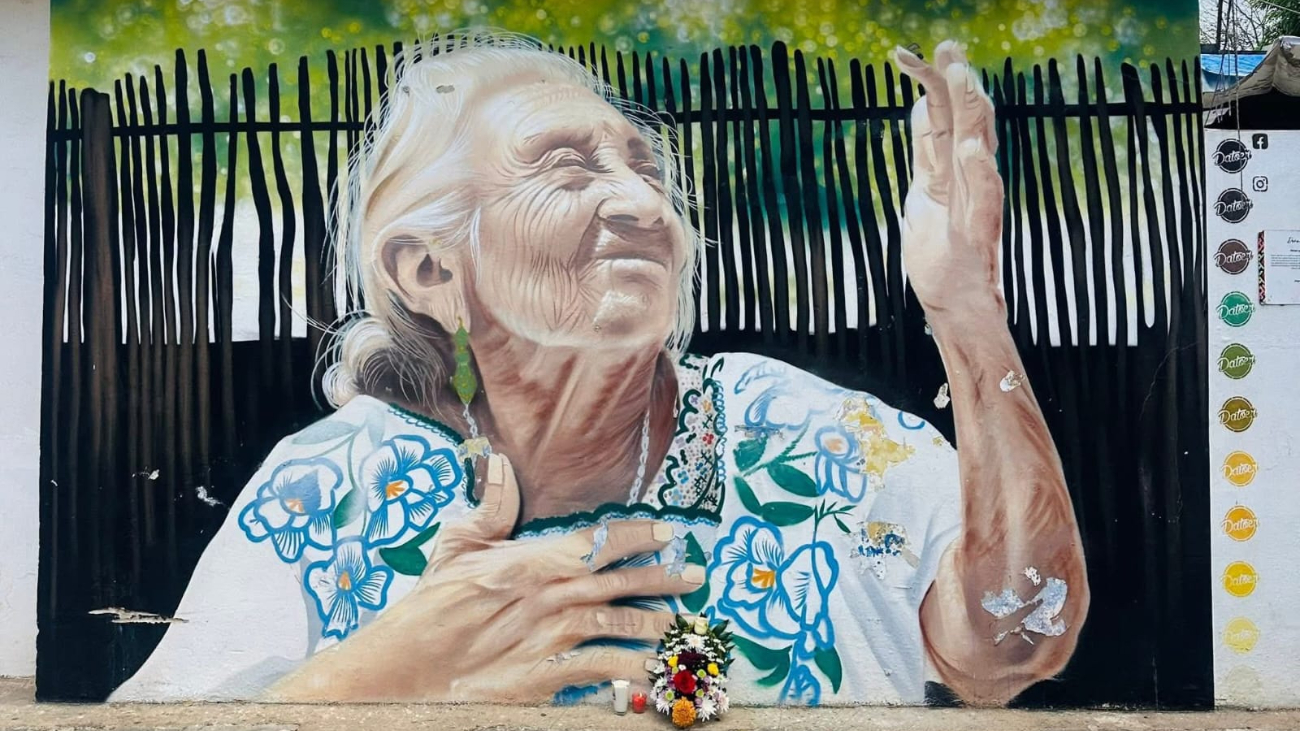 Dejaron arreglos florales en el mural erigido en su honor.