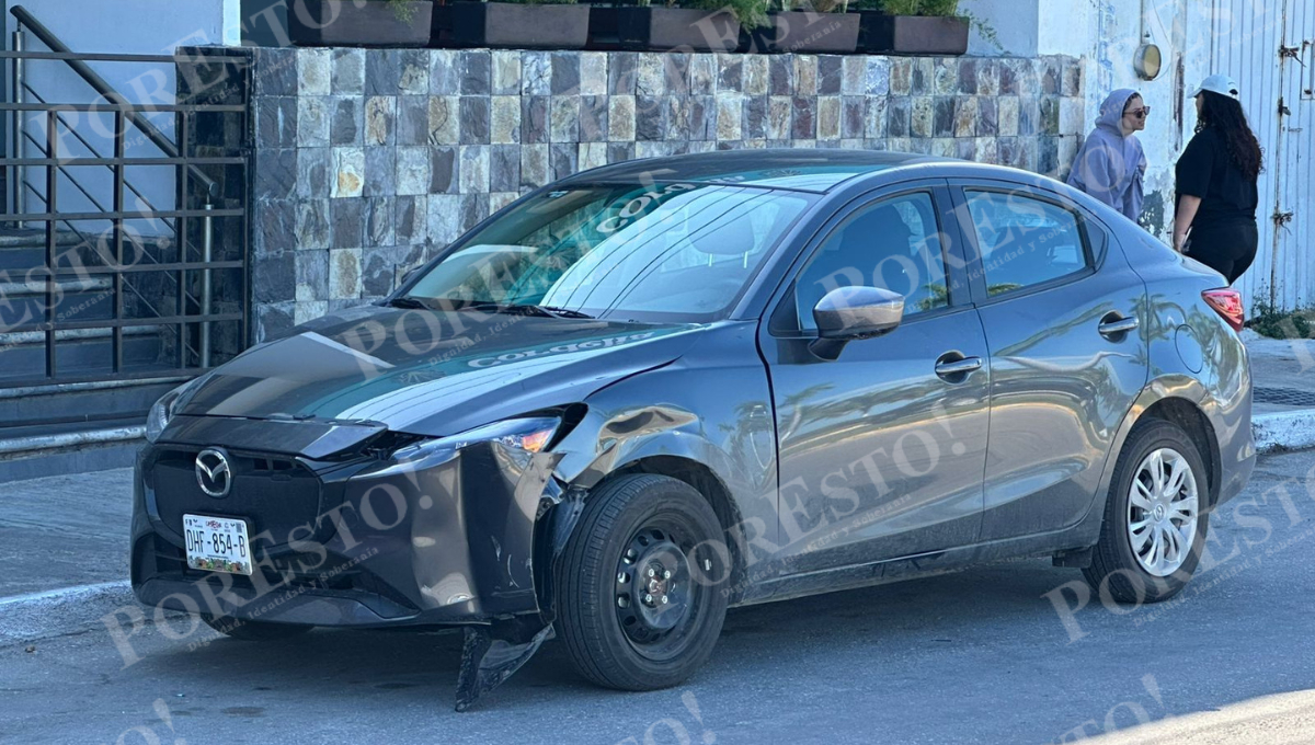 El auto resultó con mayores daños tras el choque.
