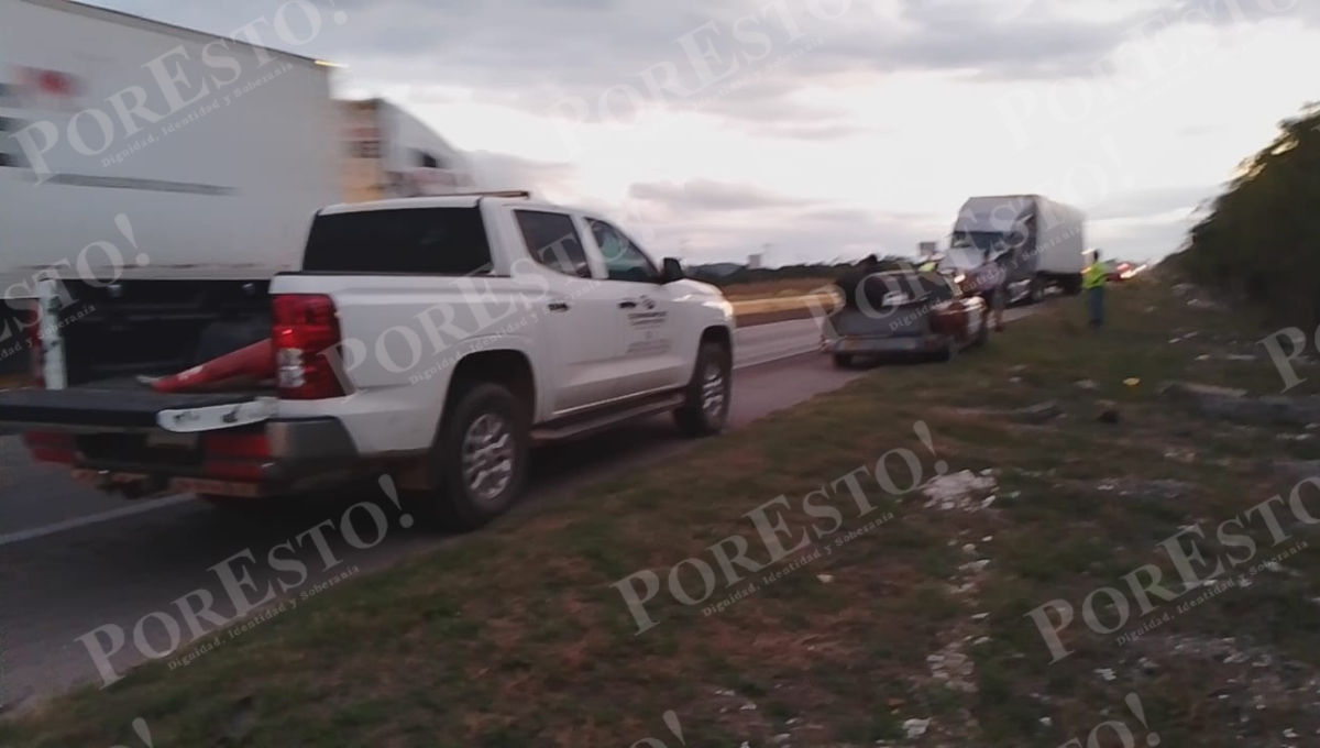 La pesada unidad cruzó el camellón central y terminó en el carril contrario.
