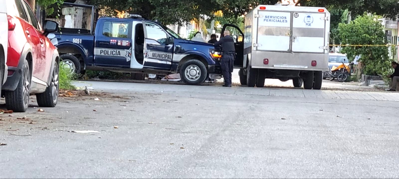 De acuerdo con testigos, los individuos que dejaron el cuerpo huyeron hacia la avenida Andrés Quintana Roo
